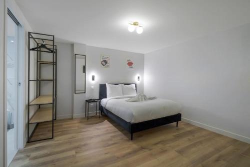 une chambre avec un lit et une étagère dans l'établissement 3 Cozy apartments near Galeries Lafayette-12Pers, à Paris