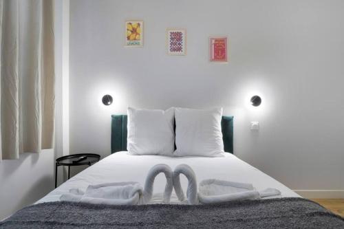 - une chambre avec un lit doté de deux mitaines dans l'établissement 3 Cozy apartments near Galeries Lafayette-12Pers, à Paris