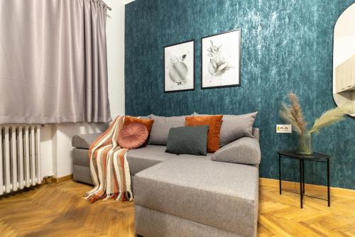 Ein Sitzbereich in der Unterkunft Magheru Apartments: Modern, Comfortable, Unforgettable