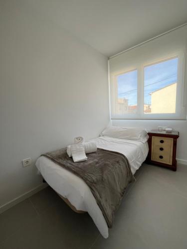 1 dormitorio con 1 cama grande y ventana en La vía, en Santa Eulalia