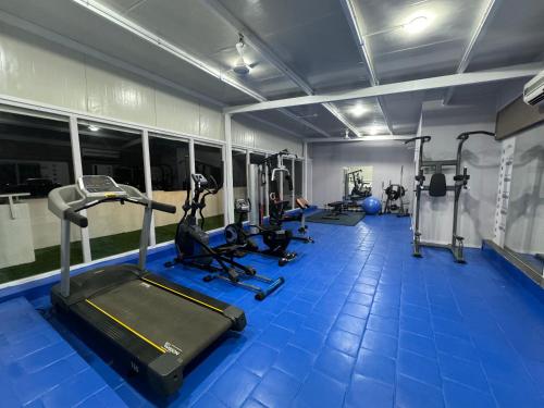 un gimnasio con varias cintas de correr y máquinas en él en King Suite Luxury 74 sqm en Madurai