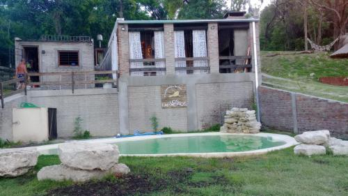 ein kleiner Pool im Hof eines Hauses in der Unterkunft Los Lapachos in Oro Verde