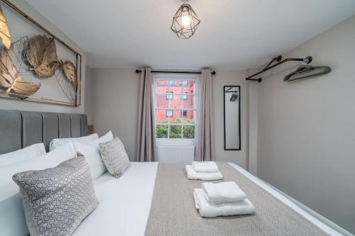 - une chambre avec un lit blanc et 2 oreillers dans l'établissement Large stylish city apartment, à Londres