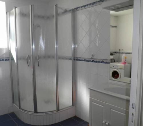 La salle de bains est pourvue d'une douche et d'un lavabo. dans l'établissement Le Yaudet, à Ploulech