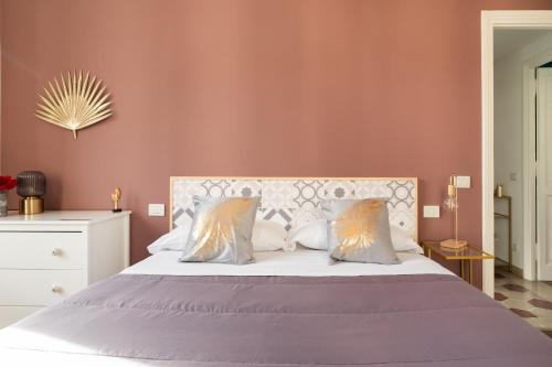 羅馬的住宿－G & G Maisonette Testaccio，卧室配有一张带粉红色墙壁的大床