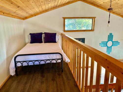 ein Schlafzimmer in einem winzigen Haus mit einem Bett in der Unterkunft Red River Aspen Retreat in Red River