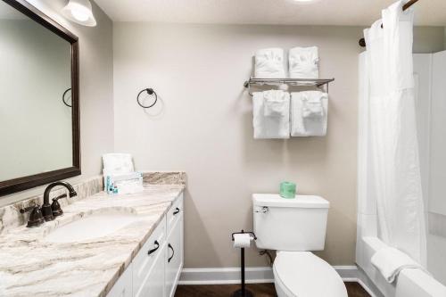 Ένα μπάνιο στο Deluxe Oceanfront King Room 3rd Floor