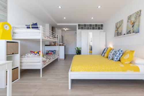 a bedroom with a bed and a bunk bed at Apartamento costa del Sol in Benalmádena
