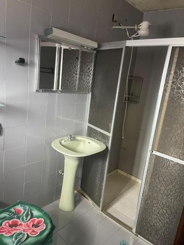 y baño con lavabo y ducha. en Residencial Brila Mar, en Capão da Canoa