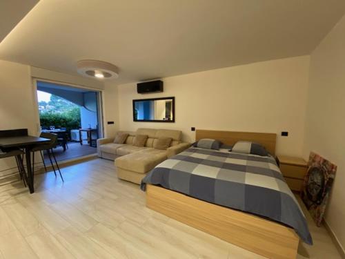 a bedroom with a bed and a couch at LE KALI in Cavalaire-sur-Mer