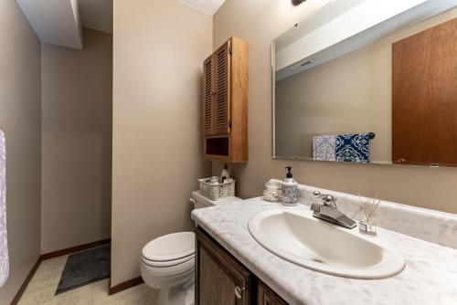 A bathroom at Mountain Escape: with Sauna near Yellowstone