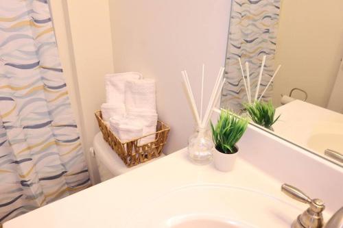 y baño con lavabo, espejo y aseo. en NEW Charming Escape 3 BD King Suite East of Birmingham 