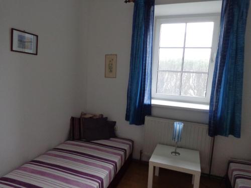 ein kleines Schlafzimmer mit einem Bett und einem Fenster in der Unterkunft Seevilla Annenheim in Annenheim