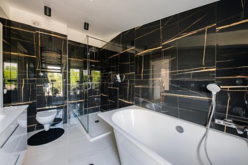 Ett badrum på Luxury Three-Bedrooms Apartment