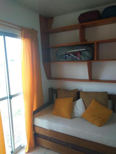 un lit dans une chambre avec une fenêtre dans l'établissement Brisa de Mar., à La Pedrera