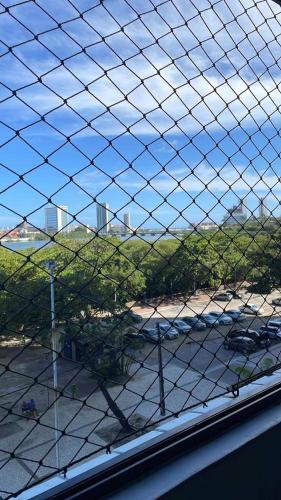 uma vista da cidade a partir de uma janela em Seu lugar no Carnaval do Recife! no Recife