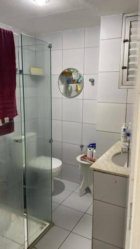 uma casa de banho com um chuveiro, um WC e um lavatório. em Seu lugar no Carnaval do Recife! no Recife