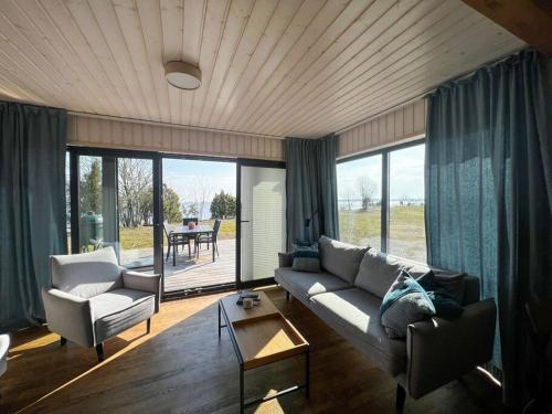 sala de estar con sofá, sillas y mesa en Marina Villa, en Kõiguste