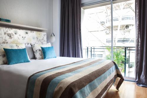 布宜諾斯艾利斯的住宿－博芳特公寓式酒店，酒店客房设有一张带大窗户的床。
