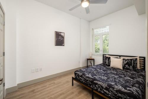 una camera con letto e finestra di Uptown's Elite- 4BR Luxury Oasis a Charlotte