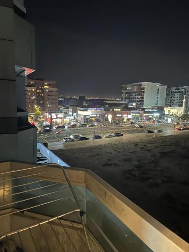 een stad 's nachts met auto's geparkeerd op een parkeerplaats bij dubai silicon oasis in Dubai