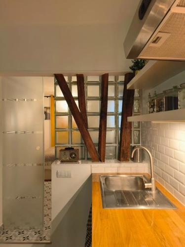 une cuisine avec un évier et un plan de travail dans l'établissement 30m2 in the heart of Paris, à Paris