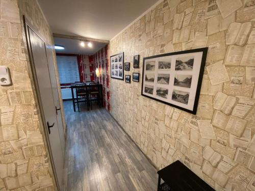 een hal met een stenen muur met foto's erop bij Vieno kambario apartamentai 1 aukšte in Mažeikiai