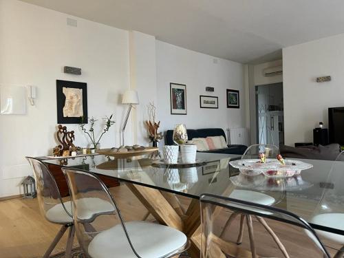 sala de estar con mesa de cristal y sillas en Interno 12 Sweet Home en Verona