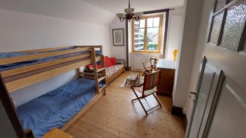 1 dormitorio con 2 literas y ventana en Appartement en maison de ville, en Pontarlier