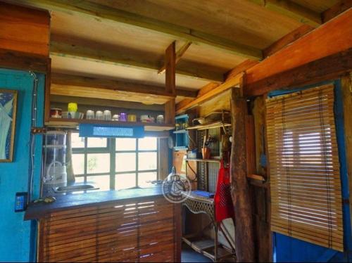 cocina con encimera y ventana en una habitación en Casita de Mar, en Cabo Polonio