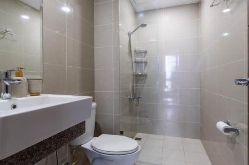 een badkamer met een douche, een toilet en een wastafel bij Luxury 2BR Gem in One Uptown bgc in Manilla