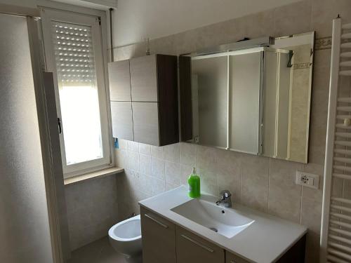 La salle de bains est pourvue d'un lavabo, de toilettes et d'une fenêtre. dans l'établissement MiLu's house - CIR 0092 -, à Sarre