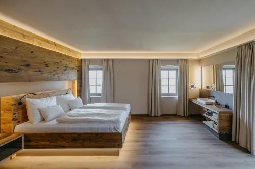 um quarto com uma cama grande e uma secretária em WEIN DOMIZIL Zieger em Neuhaus am Klausenbach