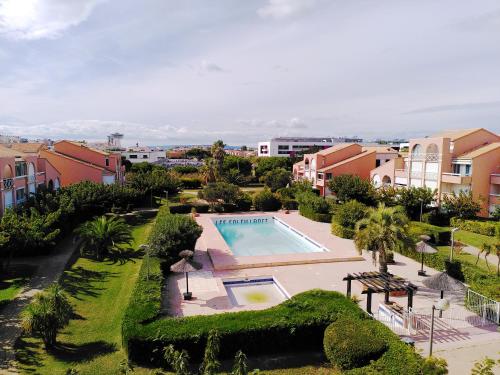 une vue aérienne d'une piscine dans une ville dans l'établissement Nid douillet F2, clim, jardin, piscine, parking, plage 200 m Palavas, à Palavas-les-Flots