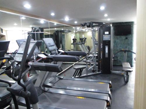 un gimnasio con varias máquinas de correr en una habitación en Hotel Century Reforma, en Ciudad de México