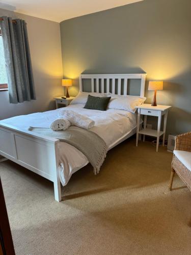 - une chambre avec un lit blanc et 2 tables de chevet dans l'établissement Self Check-In Rooms at The Three Horseshoes Inn, à Bromyard