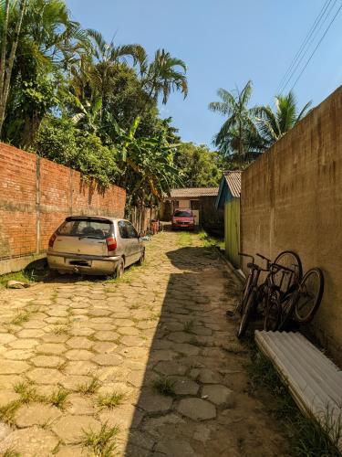 a car parked next to a brick wall with bikes at Casa de sossego in Matinhos