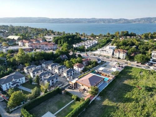 an aerial view of a small town with houses and the water at X SAPANCA OTEL in Sakarya