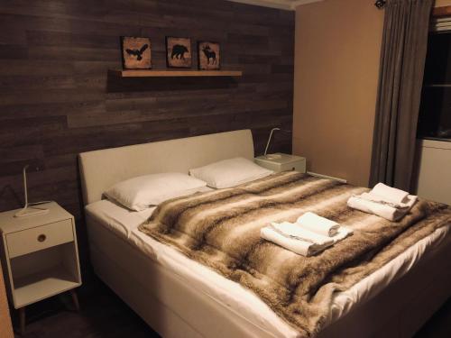 1 dormitorio con 1 cama con 2 toallas en Kvitfjell Hotel Kvitfjellvegen 492, en Kvitfjell