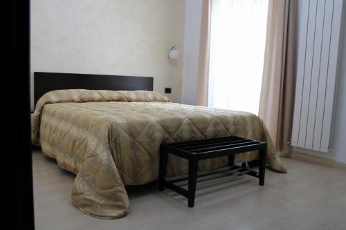 una camera da letto con un letto e un tavolo accanto ad esso di Room and Breakfast Luciana Sant'Elia a Pianisi a SantʼElia a Pianisi