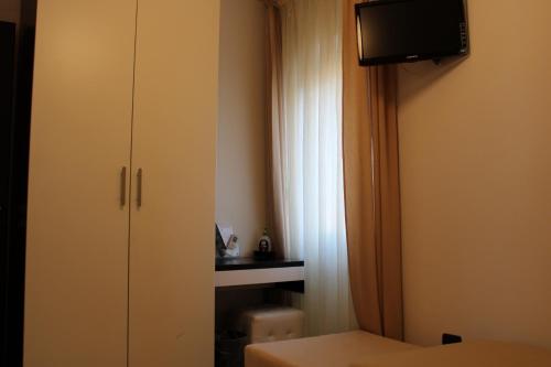 una camera da letto con un armadio e una televisione di Room and Breakfast Luciana Sant'Elia a Pianisi a SantʼElia a Pianisi