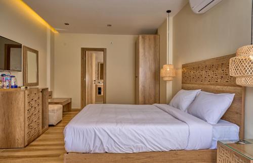 開羅的住宿－Lotus Inn，卧室配有一张白色大床