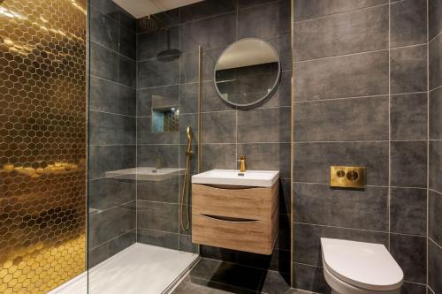 een badkamer met een toilet, een wastafel en een spiegel bij Sea Breeze - Coast in Bournemouth