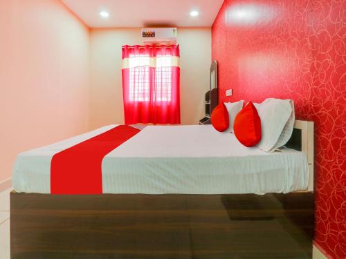 Llit o llits en una habitació de OYO Flagship Hotel SVR Grand