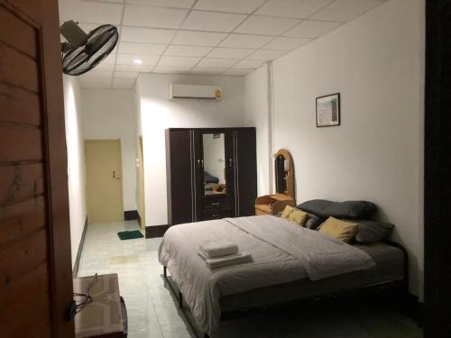 ein Schlafzimmer mit einem Bett in einem Zimmer in der Unterkunft The TANA house in Chiang Mai