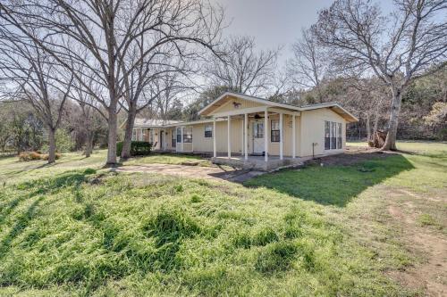 Zahrada ubytování Charming Austin Home on 2 Acres BBQ and Yard!