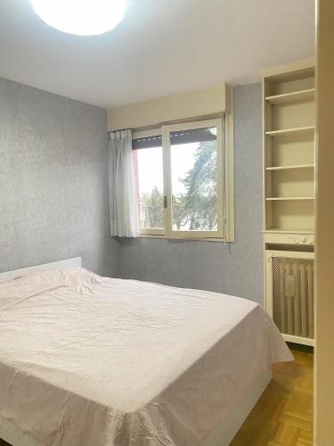 - une chambre avec un lit blanc et une fenêtre dans l'établissement super 3P appart proche de paris, à Ivry-sur-Seine