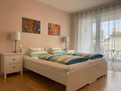 una camera da letto con un letto con due cuscini e una finestra di Schönes 2 Zimmer Apartment zentral gelegen a Pforzheim