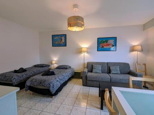 un salon avec deux canapés et un canapé dans l'établissement CityCosy Strasbourg Studio MittelHaus, à Strasbourg