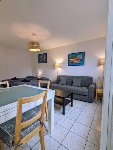 un salon avec un lit et un canapé dans l'établissement CityCosy Strasbourg Studio MittelHaus, à Strasbourg